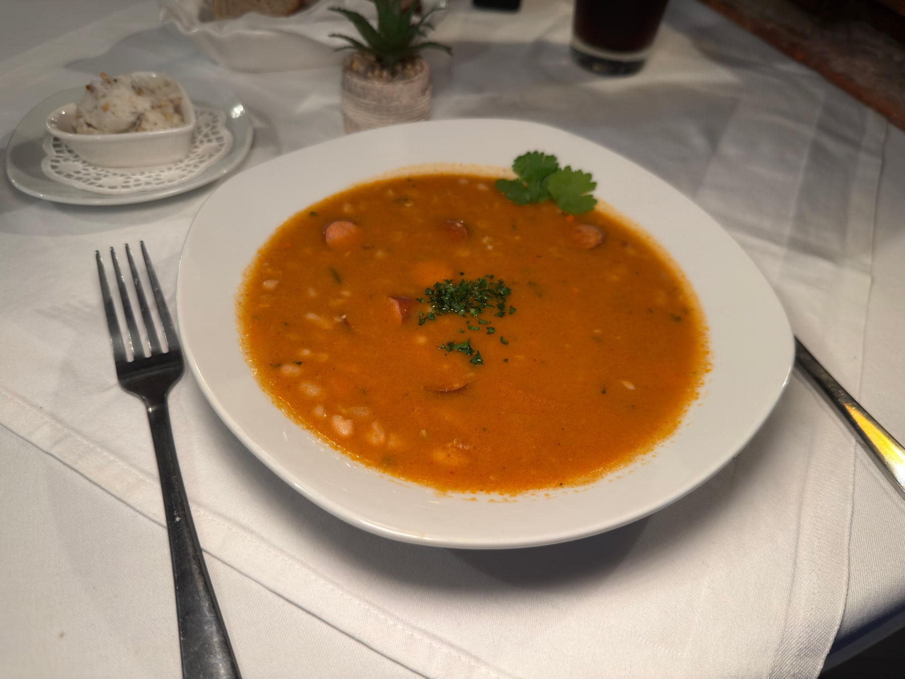 Herzhafte Bohnensuppe mit Würstchen im tiefen Teller