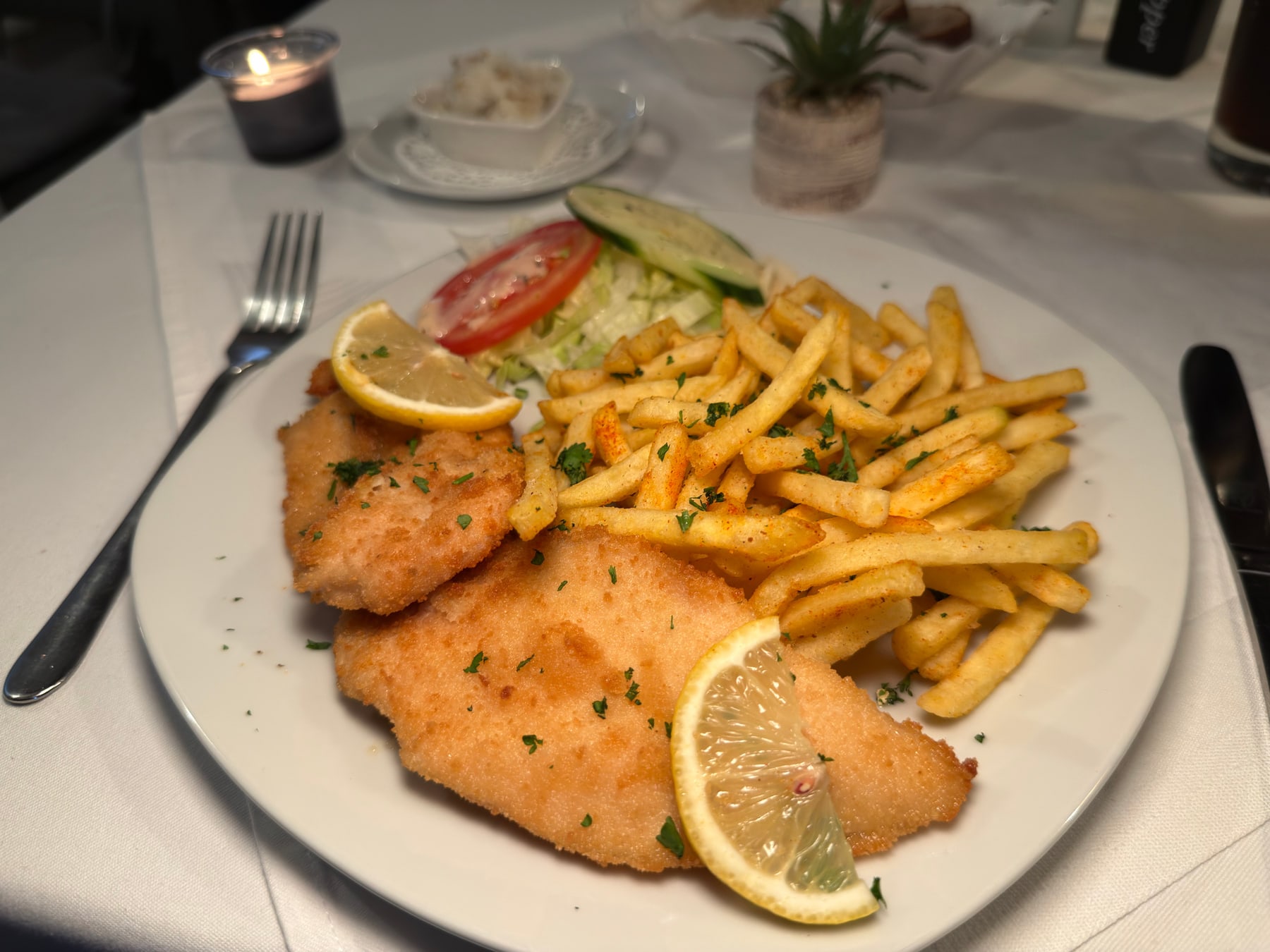 Schnitzel mit Pommes, Zitrone und Salatgarnitur