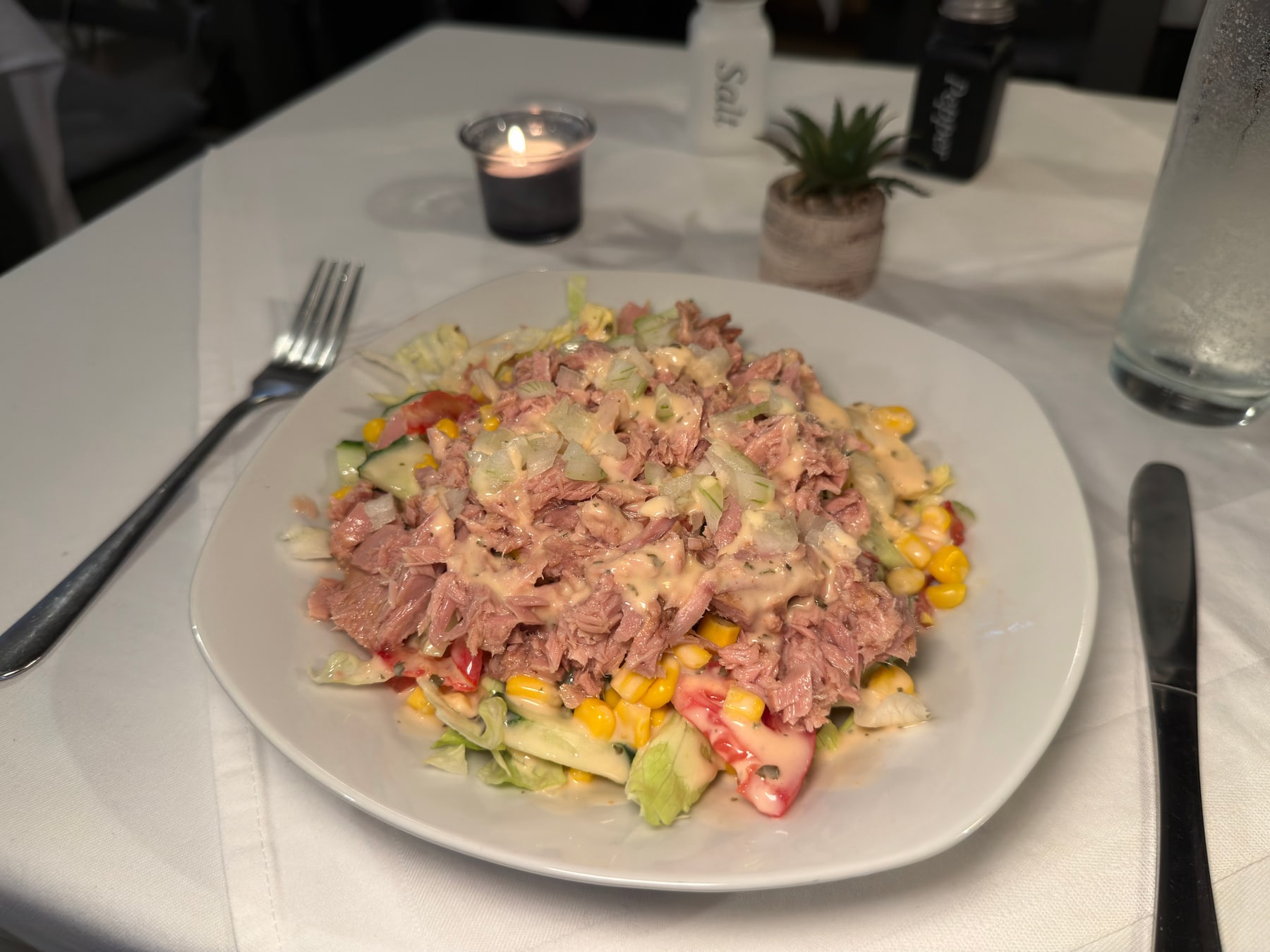 Thunfischsalat mit Mais, Gurke und Tomate